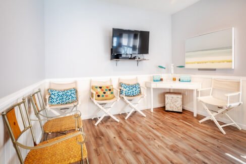 A small waiting room with chairs and a tv.