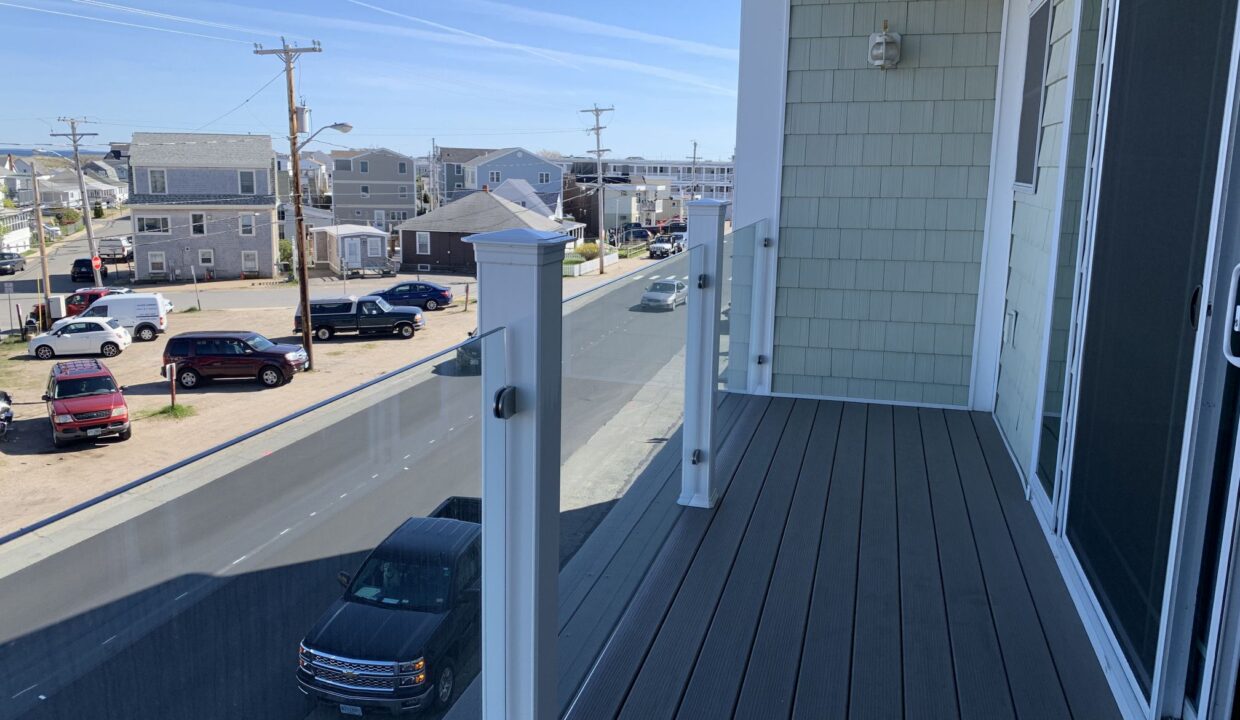 a car is parked on the side of a building.