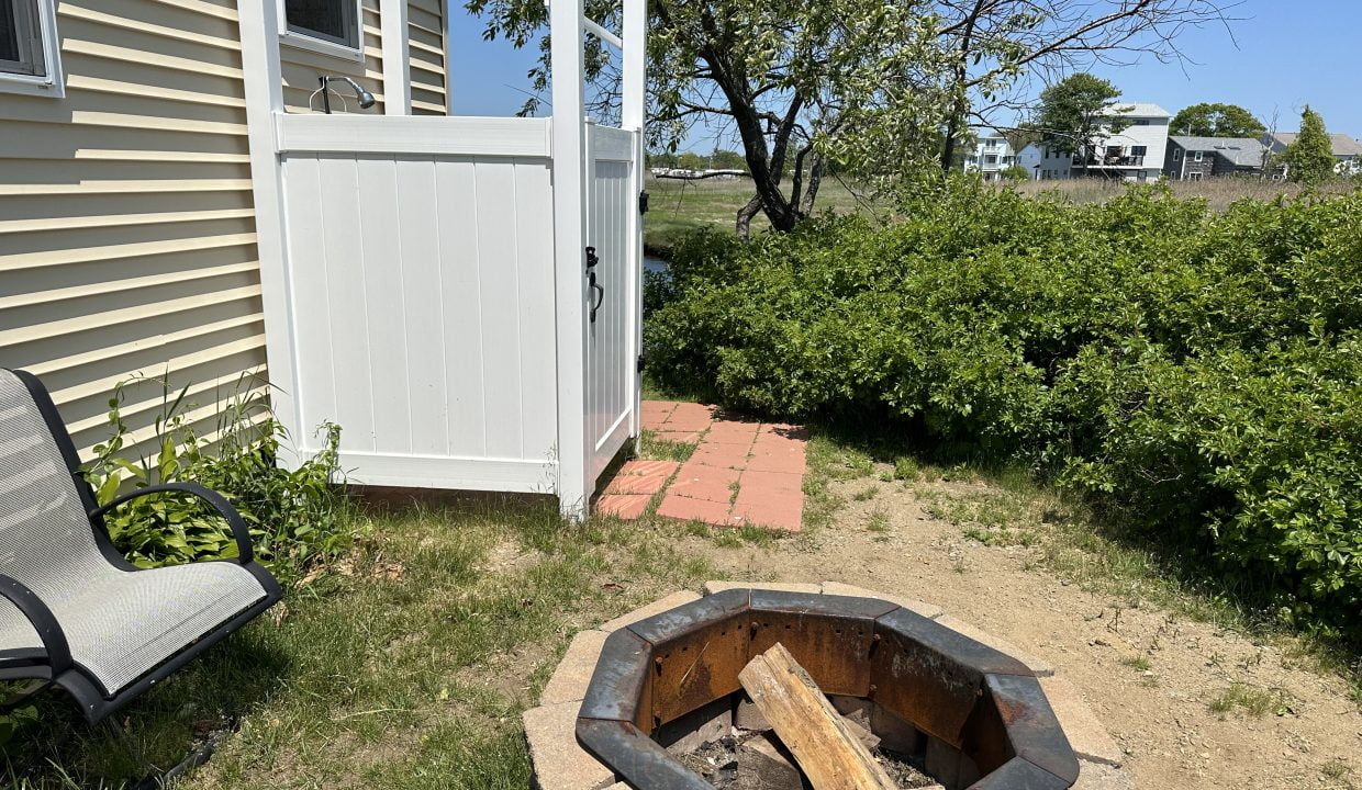 a fire pit sitting in the middle of a yard.