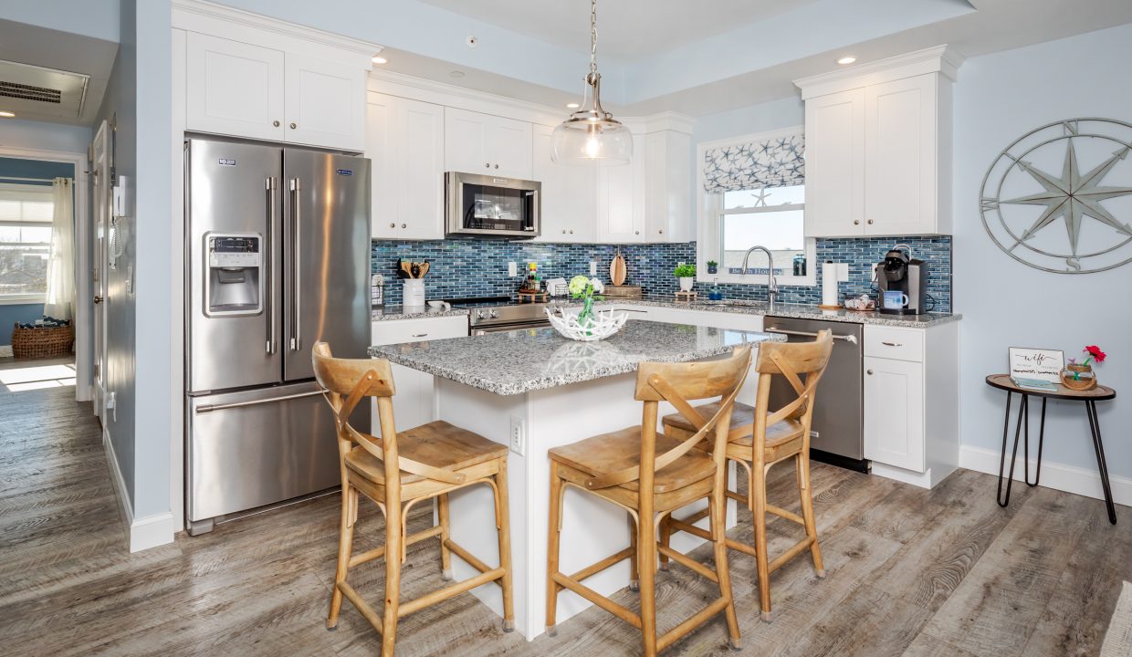 a kitchen with a center island and a breakfast bar.