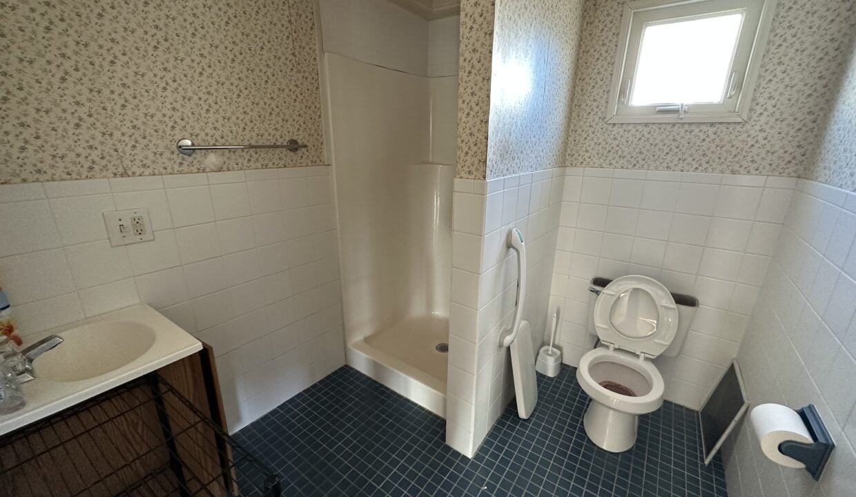 a bathroom with a sink, toilet, and bathtub.
